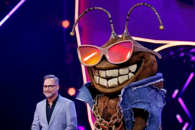 Moderator Matthias Opdenhövel neben der Figur Dude in der Prosieben-Show The Masked Singer in den MMC-Studios in Ossendorf. Köln, 08.11.2025 NRW Deutschland *** Presenter Matthias Opdenhövel next to the character Dude in the ProSieben show The Masked Singer at the MMC Studios in Ossendorf Cologne, 08 11 2025 NRW Germany Copyright: xChristophxHardtx