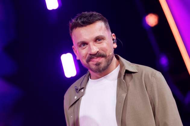 Schauspieler Edin Hasanovic im Rateteam in der Prosieben-Show The Masked Singer in den MMC-Studios in Ossendorf. Köln, 08.11.2025 NRW Deutschland Copyright: xChristophxHardtx
