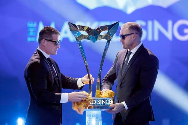 Der Pokal für den Sieger von The Masked Singer mit dem Logo der Show wird von zwei Security-Mitarbeitern in der Prosieben-Show The Masked Singer in den MMC-Studios in Ossendorf poliert. (Themenbild, Symbolbild) Köln, 08.11.2025 NRW Deutschland Copyright: xChristophxHardtx