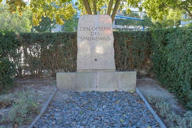 Gedenkstein, Den Opfern des Stalinismus, Steinplatz, Charlottenburg, Berlin, Deutschland *** Memorial Stone, To the Victims of Stalinism, Steinplatz, Charlottenburg, Berlin, Germany
