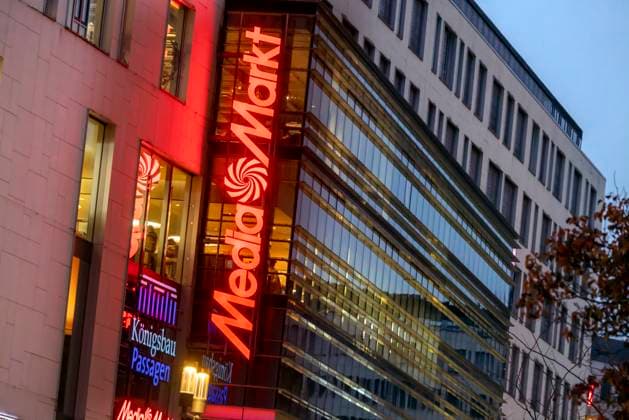 Leuchtreklame von Media Markt an den Königsbau Passagen in Stuttgart. 08.11.2025. Stuttgart, Baden-Württemberg, Deutschland *** Illuminated sign for Media Markt at the Königsbau Passagen in Stuttgart 08 11 2025 Stuttgart, Baden Württemberg, Germany