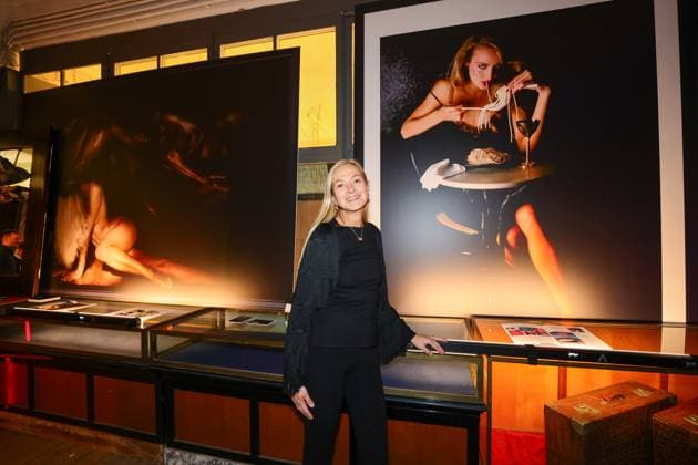 GLAMOUR & GENUSS EVENT by Wildhagen & Friends, Miriam Pracht vor zwei Fotokunstwerken Ihres Vaters Urlich Pracht, je 5.934 EUR (Der Schmücker) Düsseldorf Wandelhalle NRW Deutschland