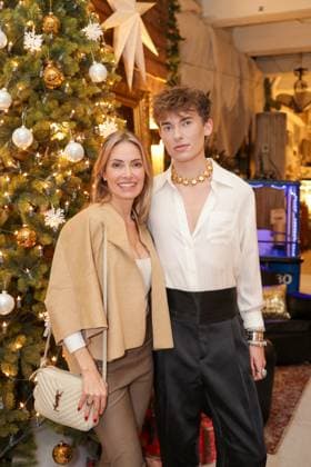 GLAMOUR & GENUSS EVENT by Wildhagen & Friends. Gastgeber Paul Wildhagen mit TV Journalistin Sarah Valentina Winkhaus im vorweihnachtlich geschmückten Saal Düsseldorf Wandelhalle NRW Deutschland