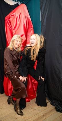 GLAMOUR & GENUSS EVENT by Wildhagen & Friends, Monika Pracht mit ihrer Tochter Miriam Prtacht vor der Kunst aus der AZZARO Werbung von Ulrich Pracht (Der Schmücker) Düssedorf Wandelhalle NRW Deutschland