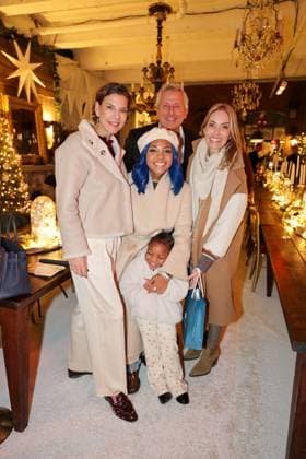 GLAMOUR & GENUSS EVENT by Wildhagen & Friends, (L-R) Kunstgaleristin Sarah Kronsbein mit Gastgeber Markus Wildhagen, Künstlerin Chrystal Paris mit Töchterchen Elle und TV-Journalistin Sarah Valentina Winkhaus Düsseldorf Wandelhalle NRW Deutschland