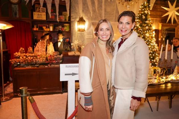 GLAMOUR & GENUSS EVENT by Wildhagen & Friends, TV Journalistin Sarah Valentina Winkhaus mit Kunstgaleristin Sarah Kronsbein Düsseldorf Wandelhalle NRW Deutschland