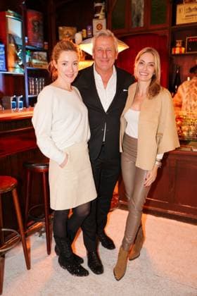 GLAMOUR & GENUSS EVENT by Wildhagen & Friends, Gastgeber Markus Wildhagen (Bares für Rares) mit Schauspielerin Friederike Linke (li.) und TV Journalistin Sarah Valentina Winkhaus Düsseldorf Wandelhalle NRW Deutschland
