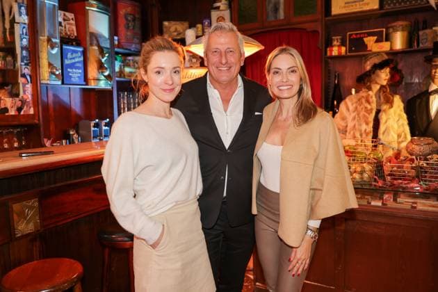 GLAMOUR & GENUSS EVENT by Wildhagen & Friends, Gastgeber Markus Wildhagen (Bares für Rares) mit Schauspielerin Friederike Linke (li.) und TV Journalistin Sarah Valentina Winkhaus Düsseldorf Wandelhalle NRW Deutschland