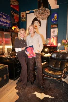 GLAMOUR & GENUSS EVENT by Wildhagen & Friends, Miriam Pracht mit ihrer Mutter Monika Pracht - im Hintergrund eine Fotografie aus der DIOR Werbung aus den 70er Jahren Düsseldorf Wandelhalle NRW Deutschland