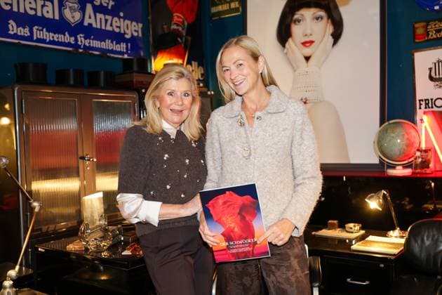GLAMOUR & GENUSS EVENT by Wildhagen & Friends, Miriam Pracht mit ihrer Mutter Monika Pracht - im Hintergrund eine Fotografie aus der DIOR Werbung aus den 70er Jahren Düsseldorf Wandelhalle NRW Deutschland