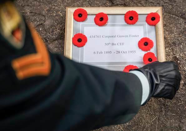 November 9, 2025, Calgary, Ab, CANADA: A member of the KingöÄÃ s Own Calgary Regiment places poppies on a temporary grave marker prior to a graveside ceremony honouring Cpl. Gawen Foster, who served with the 50th Canadian Infantry Battalion, Canadian Expeditionary Force, during the First World War, in Calgary, Sunday, Nov. 9, 2025. Calgary CANADA - ZUMAc35_ 20251109_zaf_c35_027 Copyright: xJeffxMcintoshx