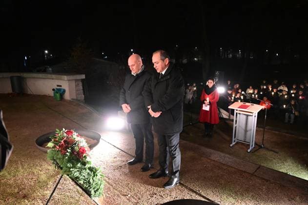 Rafal Gronicz und Octavian Ursu bei Kranzniederlegung am Kulturforum Görlitzer Synagoge am Tag des Gedenkens an die Novemberpogrome am 9. November. Görlitz, 09.11.2025 *** Rafal Gronicz and Octavian Ursu at the wreath-laying ceremony at the Görlitz Synagogue Cultural Forum on the day of remembrance of the November pogroms on November 9 Görlitz, 09 11 2025 Copyright: xMatthiasxWehnertx