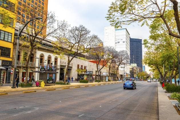 Centro Historico Mexiko Stadt Mexiko 10. Februar 2021: Straßen, Straßen, Menschen, Autos, Verkehr sowie historische und moderne Gebäude in Centro Historico, Mexiko Stadt, Mexiko Centro Historico Mexico City Mexico 10. February 2021 Streets roads people cars traffic and historic and modern buildings in Centro Historico Mexico City Mexico Copyright: imageBROKER ArkadijxSchell ibliqx15493334.jpg