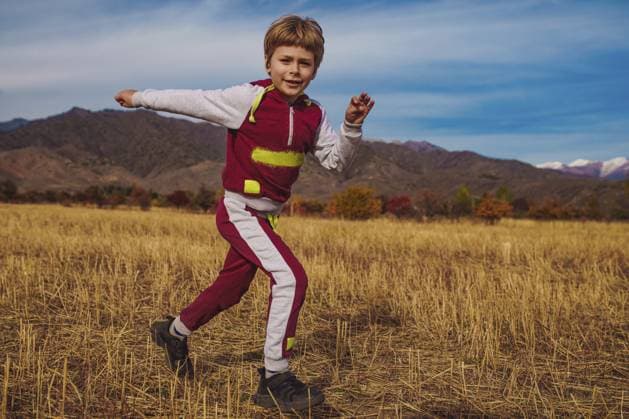 Kind läuft auf Herbstfeld auf Berghintergrund Child running on autumn field on mountains background Copyright: imageBROKER StanislavxPerov ibxiqx15521663.jpg ,model released, Symbolfoto ,property released