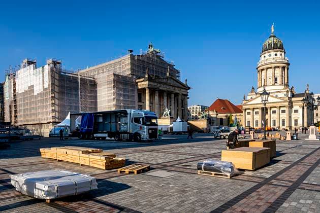 Schausteller und Handwerker bei den Aufbauarbeiten und Vorbereitungen für den Weihnachtsmarkt am Gendarmenmarkt, Berlin, Deutschland *** Showman and Craftsmen at the Development work and Preparations for the Christmas market on Gendarmenmarkt, Berlin, Germany 1020929054