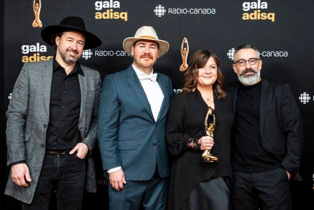 November 9, 2025, Montreal, Pq, Canada: Les Cowboys Fringant hold up their award for award for their album Pub Royal at the l ADISQ awards ceremony, in Montreal on Sunday, Nov. 9, 2025. Montreal Canada  - ZUMAc35_ 20251109_zaf_c35_080 Copyright: xChristopherxKatsarovx