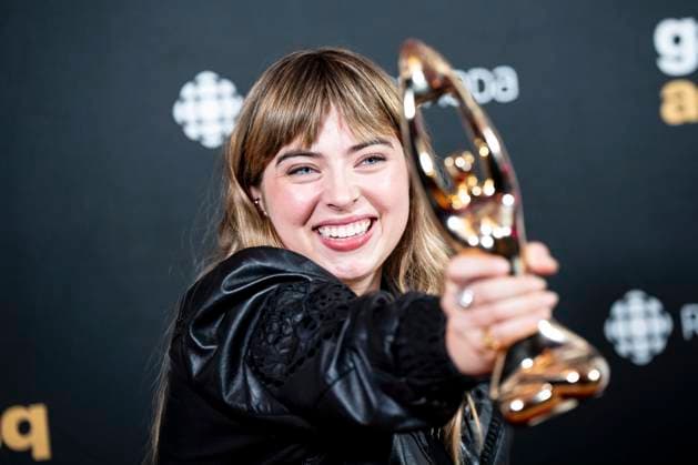 November 9, 2025, Montreal, Pq, Canada: Billie du Page holds up her award during the Gala de l ADISQ awards ceremony, in Montreal on Sunday, Nov. 9, 2025. Montreal Canada  - ZUMAc35_ 20251109_zaf_c35_109 Copyright: xChristopherxKatsarovx