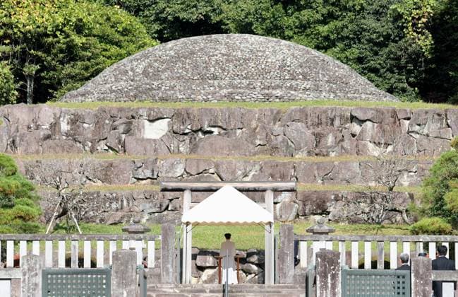 Japan s Princess Aiko Japanese Princess Aiko visits the mausoleum of Emperor Showa, her great-grandfather, at the Musashi imperial mausoleum complex in Hachioji, western Tokyo, on Nov. 10, 2025, ahead of her first official overseas trip to Laos later in the month. (Pool photo)  A14AA0005023094P