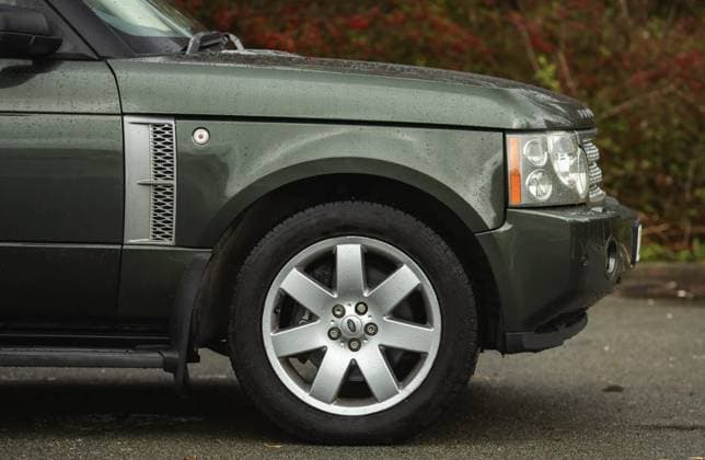 Queen’s old Range Rover sells for over £66,000 after stunning restoration Story from Jam Press (Queens Range Rover) Pictured: Exterior of the Range Rover. Queen’s old Range Rover sells for over £66,000 after stunning restoration A Range Rover once owned and driven by Her Majesty Queen Elizabeth II has sold for a whopping £66,375 after being lovingly restored. The 2007 Tonga Green Metallic SE 3.6 TDV8 was originally supplied new to the late Monarch and is thought to be the only diesel L322 Range Rover in that colour ever built for her. Other Royal Rovers were usually petrol-powered. Built to full Royal specification, it came with a few regal touches including rear grab handles to help Her Majesty get in and out, and a dog guard in the  Copyright: xJamxPress IconicxAuctioneers