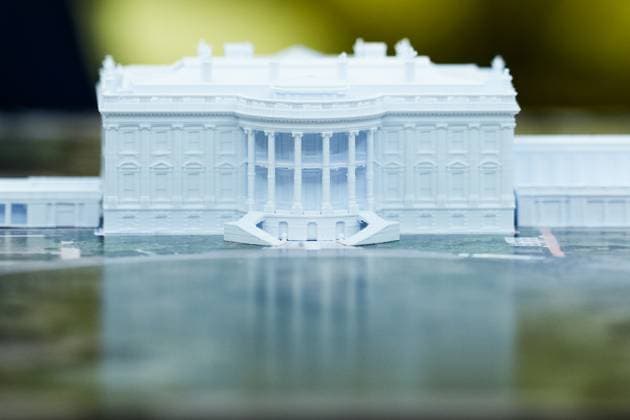 Trump Meets Rutte of NATO in the Oval Office A mockup of the White House with the White House ballroom renovation is seen in the Oval Office in Washington, DC, USA, on Wednesday, October 22, 2025. Credit: Aaron Schwartz Pool via CNP Washington District of Columbia United States of America EDITORIAL USE ONLY Copyright: xx DSC065771_1 AaronxSchwartzx-xPoolxviaxCNPx cnpphotos324012