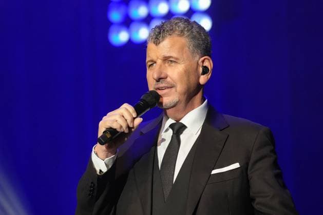 Mit seiner charmanten und gefuehlsvollen Stimme verzauberte der Argentinier die Fans auf der Ostalb. Semino Rossi - Ueber zwei Stunden unterhaltsame Musik Mit seiner charmanten und gefuehlsvollen Stimme verzauberte der Argentinier die Fans auf der Ostalb. Deutschland, Schwaebisch Gmuend, Concress Centrum Stadtgarten, 09.11.2025