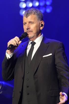 Mit seiner charmanten und gefuehlsvollen Stimme verzauberte der Argentinier die Fans auf der Ostalb. Semino Rossi - Ueber zwei Stunden unterhaltsame Musik Mit seiner charmanten und gefuehlsvollen Stimme verzauberte der Argentinier die Fans auf der Ostalb. Deutschland, Schwaebisch Gmuend, Concress Centrum Stadtgarten, 09.11.2025