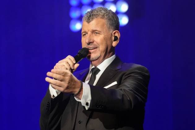 Mit seiner charmanten und gefuehlsvollen Stimme verzauberte der Argentinier die Fans auf der Ostalb. Semino Rossi - Ueber zwei Stunden unterhaltsame Musik Mit seiner charmanten und gefuehlsvollen Stimme verzauberte der Argentinier die Fans auf der Ostalb. Deutschland, Schwaebisch Gmuend, Concress Centrum Stadtgarten, 09.11.2025