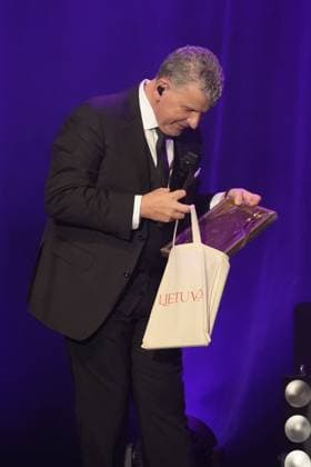 Mit seiner charmanten und gefuehlsvollen Stimme verzauberte der Argentinier die Fans auf der Ostalb. Semino Rossi - Ueber zwei Stunden unterhaltsame Musik Mit seiner charmanten und gefuehlsvollen Stimme verzauberte der Argentinier die Fans auf der Ostalb. Deutschland, Schwaebisch Gmuend, Concress Centrum Stadtgarten, 09.11.2025