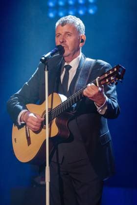 Mit seiner charmanten und gefuehlsvollen Stimme verzauberte der Argentinier die Fans auf der Ostalb. Semino Rossi - Ueber zwei Stunden unterhaltsame Musik Mit seiner charmanten und gefuehlsvollen Stimme verzauberte der Argentinier die Fans auf der Ostalb. Deutschland, Schwaebisch Gmuend, Concress Centrum Stadtgarten, 09.11.2025