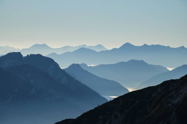 Blaugefärbte Silhouette von Bergen, Chiemgauer Alpen, Oberbayern, Bayern, Deutschland Blue-colored silhouette of mountains, Chiemgau Alps, Upper Bavaria, Bavaria, Germany Copyright: imageBROKER HerbertxBerger ibxheb15661496.jpg