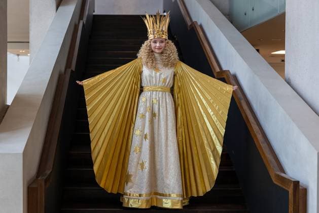 Anprobe des Kostüms für das neue Nürnberger Christkind, Nürnberg, 10.11.2025 Nora Falk wurde 2025 zum neuen Nürnberger Christkind gewählt. Bei einer Anprobe zeigt sie sich erstmals im traditionellen Ornat. Das Kostüm wurde von der Kostümabteilung des Staatstheaters Nürnberg gefertigt. Nora Falk wird das Amt des Christkinds für zwei Jahre ausüben und den Nürnberger Christkindlesmarkt eröffnen. Nürnberg Staatstheaters Nürnberg Bayern Deutschland