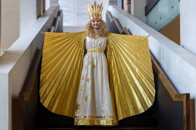 Anprobe des Kostüms für das neue Nürnberger Christkind, Nürnberg, 10.11.2025 Nora Falk wurde 2025 zum neuen Nürnberger Christkind gewählt. Bei einer Anprobe zeigt sie sich erstmals im traditionellen Ornat. Das Kostüm wurde von der Kostümabteilung des Staatstheaters Nürnberg gefertigt. Nora Falk wird das Amt des Christkinds für zwei Jahre ausüben und den Nürnberger Christkindlesmarkt eröffnen. Nürnberg Staatstheaters Nürnberg Bayern Deutschland