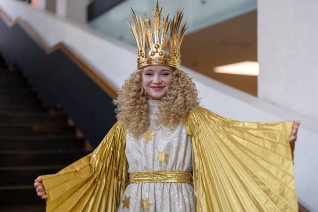 Anprobe des Kostüms für das neue Nürnberger Christkind, Nürnberg, 10.11.2025 Nora Falk wurde 2025 zum neuen Nürnberger Christkind gewählt. Bei einer Anprobe zeigt sie sich erstmals im traditionellen Ornat. Das Kostüm wurde von der Kostümabteilung des Staatstheaters Nürnberg gefertigt. Nora Falk wird das Amt des Christkinds für zwei Jahre ausüben und den Nürnberger Christkindlesmarkt eröffnen. Nürnberg Staatstheaters Nürnberg Bayern Deutschland