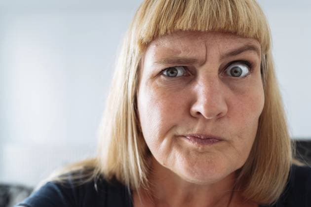 Blauäugige, attraktive Frau mittleren Alters, negative Emotionen im Gesicht, blond, verzog das Gesicht, runzelt die Stirn, zieht die Augenbrauen hoch, überrascht. Schaut in die Kamera, kommuniziert Videoanrufe, liest den Chat im Internet Blue-eyed, attractive, middle-aged woman, negative emotion on face, blonde, grimacing, frowning, raising eyebrows, surprised. Looks at camera, communicates video call, reads chat on Internet Copyright: imageBROKER LarysaxStefaniuk ibxiqx15575681.jpg ,model released, Symbolfoto ,property released