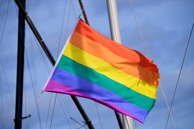Wehende Regenbogenflagge in Niendorf, Schleswig-Holstein, Deutschland *** Waving rainbow flag in Niendorf, Schleswig Holstein, Germany ** NUR FUER REDAKTIONELLE ZWECKE ** EDITORIAL USE ONLY **