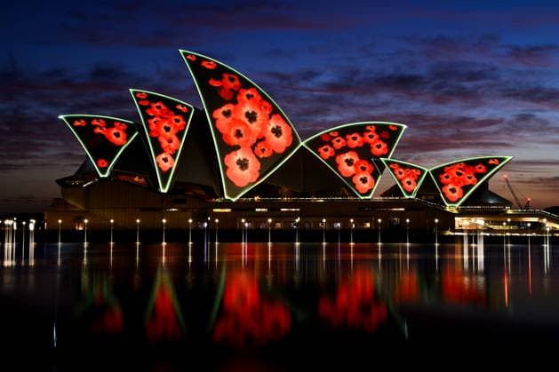 REMEMBRANCE DAY SYDNEY, Poppies are projected onto the Sydney Opera House sails during a Remembrance Day 2025 Dawn Service at Campbells Cove, in Sydney, Tuesday, November 11, 2025. ( NO ARCHIVING SYDNEY NEW SOUTH WALES AUSTRALIA  Copyright: xBIANCAxDExMARCHIx 20251111151454177990