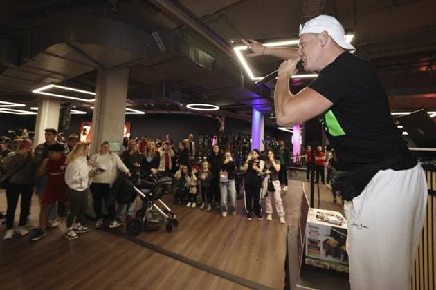 Calvin Kleinen ist bei der offiziellen Eröffnung von Wellyou dabei ** NUR FÜR REDAKTIONELLE ZWECKE ** EDITORIAL USE ONLY **<p>Party-Musiker Calvin Kleinen am 10. November 2025 im Wellyou Fitnesscenter in der Rathausgalerie in Velbert-Stadtmitte. Deutschland NRW Velbert Copyright: ChristofxKoepsel