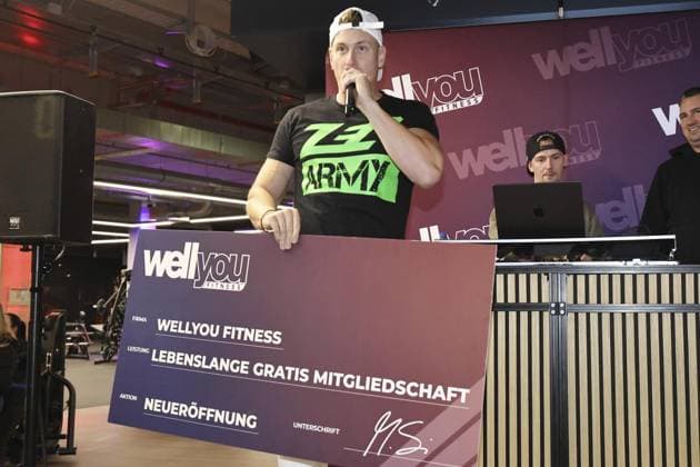 Calvin Kleinen ist bei der offiziellen Eröffnung von Wellyou dabei ** NUR FÜR REDAKTIONELLE ZWECKE ** EDITORIAL USE ONLY **<p>Party-Musiker Calvin Kleinen am 10. November 2025 im Wellyou Fitnesscenter in der Rathausgalerie in Velbert-Stadtmitte. Deutschland NRW Velbert Copyright: ChristofxKoepsel