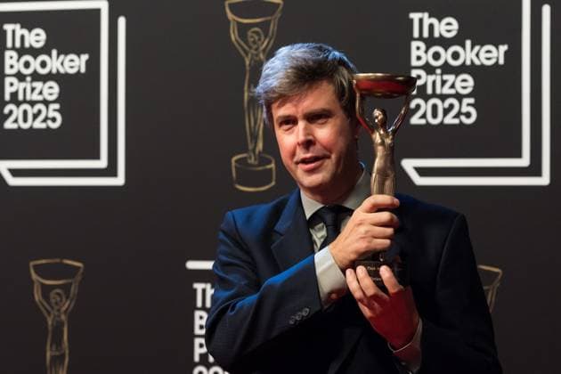 Booker Prize 2025 Award Ceremony in London LONDON, UNITED KINGDOM - NOVEMBER 10: Winner of the Booker Prize 2025 Hungarian-British author David Szalay holds the trophy as he poses during the award ceremony at Old Billingsgate in London, United Kingdom on November 10, 2025. Wiktor Szymanowicz Anadolu London United Kingdom. Editorial use only. Please get in touch for any other usage.  Copyright: x2025xAnadoluxWiktorxSzymanowiczx