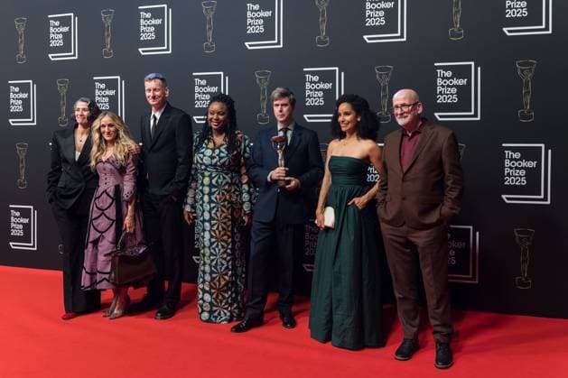 Booker Prize 2025 Award Ceremony in London LONDON, UNITED KINGDOM - NOVEMBER 10: Winner of the Booker Prize 2025 Hungarian-British author David Szalay (3rd R) poses with Booker CEO Gaby Wood (L) and judges Sarah Jessica Parker, Chris Power, Ayobami Adebayo, Kiley Reid and Roddy Doyle during the award ceremony at Old Billingsgate in London, United Kingdom on November 10, 2025. Wiktor Szymanowicz Anadolu London United Kingdom. Editorial use only. Please get in touch for any other usage.  Copyright: x2025xAnadoluxWiktorxSzymanowiczx