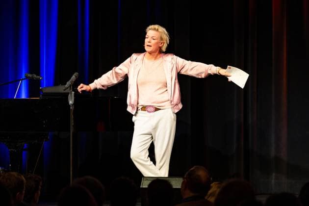 Sisters of Comedy Nachgelacht im Haus der Springmaus in Bonn - 10.11.2025. Komikerin und Moderatorin Mirja Boes - Sisters of Comedy Nachgelacht, Benefiz-Show im Haus der Springmaus in Bonn-Endenich am 10. November 2025. Moderation: Mirja Boes. Das bundesweite Format bringt Künstlerinnen aus Comedy, Kabarett und Slam-Szene auf die Bühne und setzt ein Zeichen für Gleichberechtigung. Der Erlös der Bonner Veranstaltung geht an Chance auf Leben e.V. Bonn Endenich Nordrhein-Westfalen Deutschland Copyright: xBonn.digitalx xMarcxJohnx