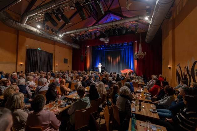 Sisters of Comedy Nachgelacht im Haus der Springmaus in Bonn - 10.11.2025. Sisters of Comedy Nachgelacht, Benefiz-Show im Haus der Springmaus in Bonn-Endenich am 10. November 2025. Moderation: Mirja Boes. Das bundesweite Format bringt Künstlerinnen aus Comedy, Kabarett und Slam-Szene auf die Bühne und setzt ein Zeichen für Gleichberechtigung. Der Erlös der Bonner Veranstaltung geht an Chance auf Leben e.V. Bonn Endenich Nordrhein-Westfalen Deutschland Copyright: xBonn.digitalx xMarcxJohnx