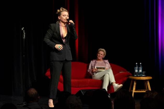 Sisters of Comedy Nachgelacht im Haus der Springmaus in Bonn - 10.11.2025. Sängerin Peggy Sugarhill, Komikerin und Moderatorin Mirja Boes - Sisters of Comedy Nachgelacht, Benefiz-Show im Haus der Springmaus in Bonn-Endenich am 10. November 2025. Moderation: Mirja Boes. Das bundesweite Format bringt Künstlerinnen aus Comedy, Kabarett und Slam-Szene auf die Bühne und setzt ein Zeichen für Gleichberechtigung. Der Erlös der Bonner Veranstaltung geht an Chance auf Leben e.V. Bonn Endenich Nordrhein-Westfalen Deutschland Copyright: xBonn.digitalx xMarcxJohnx