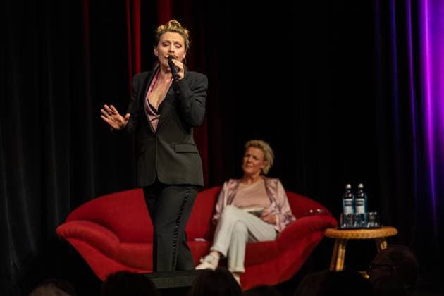 Sisters of Comedy Nachgelacht im Haus der Springmaus in Bonn - 10.11.2025. Sängerin Peggy Sugarhill, Komikerin und Moderatorin Mirja Boes - Sisters of Comedy Nachgelacht, Benefiz-Show im Haus der Springmaus in Bonn-Endenich am 10. November 2025. Moderation: Mirja Boes. Das bundesweite Format bringt Künstlerinnen aus Comedy, Kabarett und Slam-Szene auf die Bühne und setzt ein Zeichen für Gleichberechtigung. Der Erlös der Bonner Veranstaltung geht an Chance auf Leben e.V. Bonn Endenich Nordrhein-Westfalen Deutschland Copyright: xBonn.digitalx xMarcxJohnx