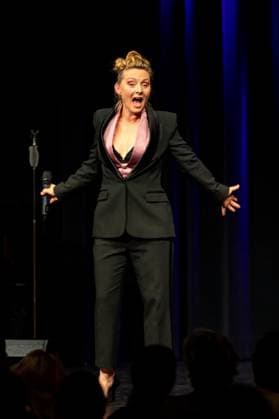 Sisters of Comedy Nachgelacht im Haus der Springmaus in Bonn - 10.11.2025. Sängerin Peggy Sugarhill - Sisters of Comedy Nachgelacht, Benefiz-Show im Haus der Springmaus in Bonn-Endenich am 10. November 2025. Moderation: Mirja Boes. Das bundesweite Format bringt Künstlerinnen aus Comedy, Kabarett und Slam-Szene auf die Bühne und setzt ein Zeichen für Gleichberechtigung. Der Erlös der Bonner Veranstaltung geht an Chance auf Leben e.V. Bonn Endenich Nordrhein-Westfalen Deutschland Copyright: xBonn.digitalx xMarcxJohnx