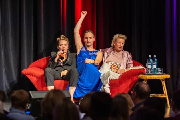 Sisters of Comedy Nachgelacht im Haus der Springmaus in Bonn - 10.11.2025. Sängerin Peggy Sugarhill, Mathias Höderath und Komikerin und Moderatorin Mirja Boes - Sisters of Comedy Nachgelacht, Benefiz-Show im Haus der Springmaus in Bonn-Endenich am 10. November 2025. Moderation: Mirja Boes. Das bundesweite Format bringt Künstlerinnen aus Comedy, Kabarett und Slam-Szene auf die Bühne und setzt ein Zeichen für Gleichberechtigung. Der Erlös der Bonner Veranstaltung geht an Chance auf Leben e.V. Bonn Endenich Nordrhein-Westfalen Deutschland Copyright: xBonn.digitalx xMarcxJohnx