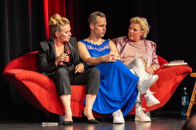 Sisters of Comedy Nachgelacht im Haus der Springmaus in Bonn - 10.11.2025. Sängerin Peggy Sugarhill, Mathias Höderath und Komikerin und Moderatorin Mirja Boes - Sisters of Comedy Nachgelacht, Benefiz-Show im Haus der Springmaus in Bonn-Endenich am 10. November 2025. Moderation: Mirja Boes. Das bundesweite Format bringt Künstlerinnen aus Comedy, Kabarett und Slam-Szene auf die Bühne und setzt ein Zeichen für Gleichberechtigung. Der Erlös der Bonner Veranstaltung geht an Chance auf Leben e.V. Bonn Endenich Nordrhein-Westfalen Deutschland Copyright: xBonn.digitalx xMarcxJohnx