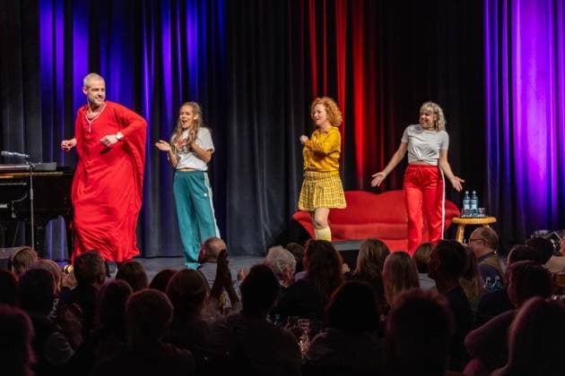 Sisters of Comedy Nachgelacht im Haus der Springmaus in Bonn - 10.11.2025. Improcomedy-Ensemble Mice Girls: Lukas Frings, Mia Geese, Stefany Dreyer und Christina Stephan - Sisters of Comedy Nachgelacht, Benefiz-Show im Haus der Springmaus in Bonn-Endenich am 10. November 2025. Moderation: Mirja Boes. Das bundesweite Format bringt Künstlerinnen aus Comedy, Kabarett und Slam-Szene auf die Bühne und setzt ein Zeichen für Gleichberechtigung. Der Erlös der Bonner Veranstaltung geht an Chance auf Leben e.V. Bonn Endenich Nordrhein-Westfalen Deutschland Copyright: xBonn.digitalx xMarcxJohnx