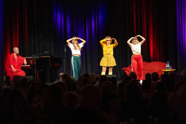 Sisters of Comedy Nachgelacht im Haus der Springmaus in Bonn - 10.11.2025. Improcomedy-Ensemble Mice Girls: Lukas Frings, Mia Geese, Stefany Dreyer und Christina Stephan - Sisters of Comedy Nachgelacht, Benefiz-Show im Haus der Springmaus in Bonn-Endenich am 10. November 2025. Moderation: Mirja Boes. Das bundesweite Format bringt Künstlerinnen aus Comedy, Kabarett und Slam-Szene auf die Bühne und setzt ein Zeichen für Gleichberechtigung. Der Erlös der Bonner Veranstaltung geht an Chance auf Leben e.V. Bonn Endenich Nordrhein-Westfalen Deutschland Copyright: xBonn.digitalx xMarcxJohnx