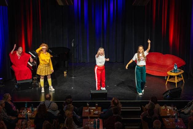 Sisters of Comedy Nachgelacht im Haus der Springmaus in Bonn - 10.11.2025. Improcomedy-Ensemble Mice Girls: Lukas Frings, Mia Geese, Stefany Dreyer und Christina Stephan - Sisters of Comedy Nachgelacht, Benefiz-Show im Haus der Springmaus in Bonn-Endenich am 10. November 2025. Moderation: Mirja Boes. Das bundesweite Format bringt Künstlerinnen aus Comedy, Kabarett und Slam-Szene auf die Bühne und setzt ein Zeichen für Gleichberechtigung. Der Erlös der Bonner Veranstaltung geht an Chance auf Leben e.V. Bonn Endenich Nordrhein-Westfalen Deutschland Copyright: xBonn.digitalx xMarcxJohnx